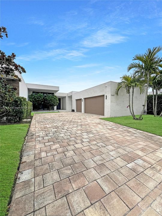 For Sale: $3,699,000 (6 beds, 7 baths, 4881 Square Feet)