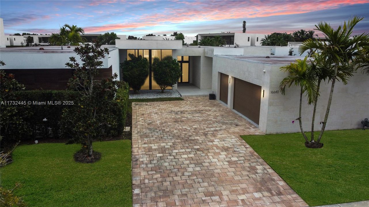 For Sale: $3,699,000 (6 beds, 7 baths, 4881 Square Feet)