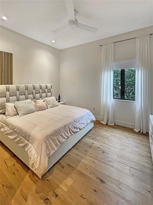 For Sale: $3,699,000 (6 beds, 7 baths, 4881 Square Feet)