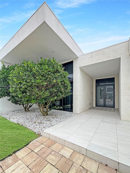 For Sale: $3,699,000 (6 beds, 7 baths, 4881 Square Feet)