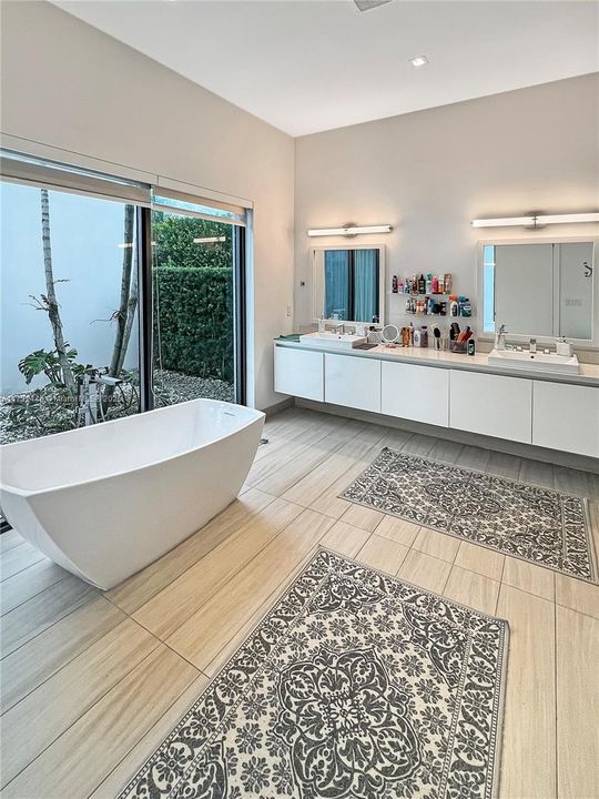 For Sale: $3,699,000 (6 beds, 7 baths, 4881 Square Feet)