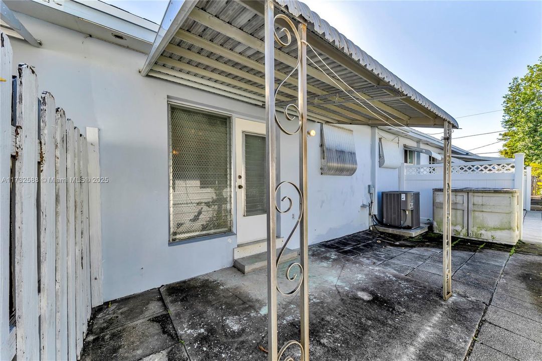 For Sale: $125,000 (1 beds, 1 baths, 600 Square Feet)