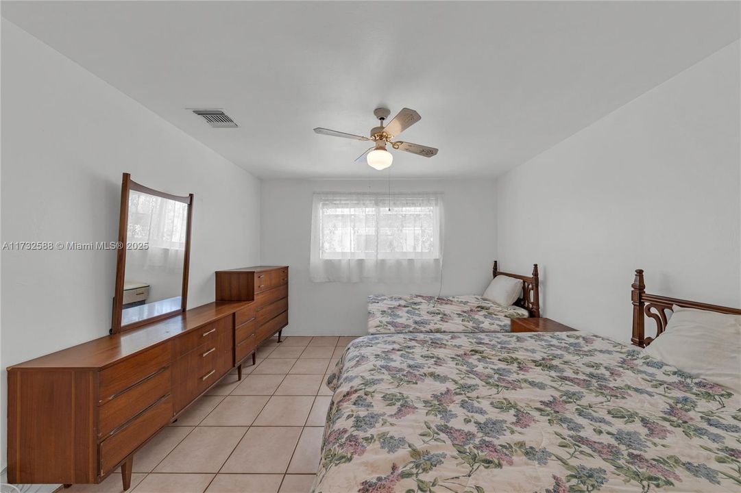 For Sale: $125,000 (1 beds, 1 baths, 600 Square Feet)