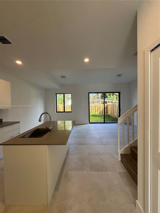 Vendido Recientemente: $400,000 (3 camas, 2 baños, 1808 Pies cuadrados)