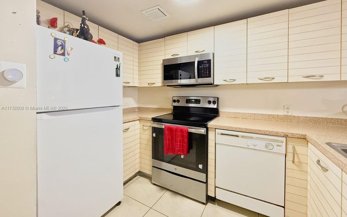 Недавно продано: $355,000 (3 спален, 2 ванн, 1161 Квадратных фут)