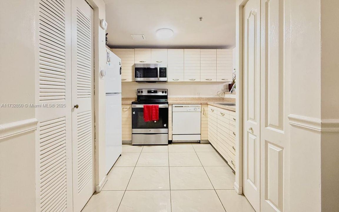 Недавно продано: $355,000 (3 спален, 2 ванн, 1161 Квадратных фут)