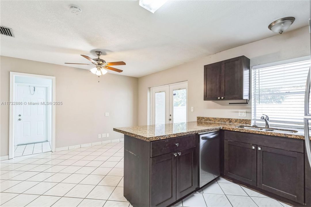 Recently Sold: $462,000 (3 beds, 2 baths, 1498 Square Feet)