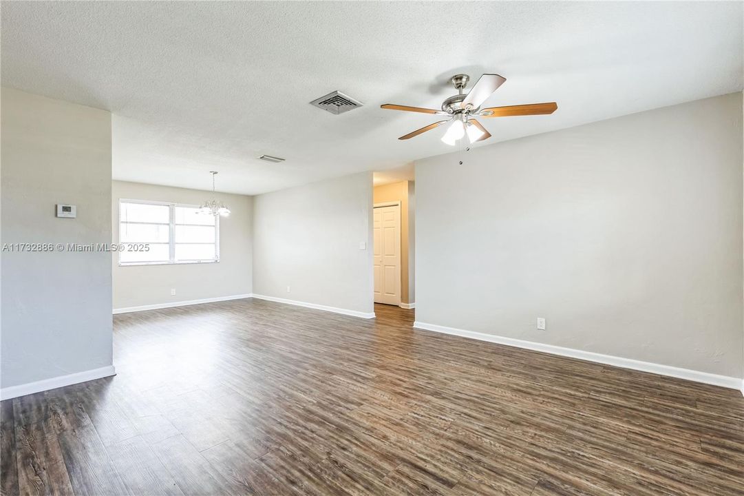 Recently Sold: $462,000 (3 beds, 2 baths, 1498 Square Feet)