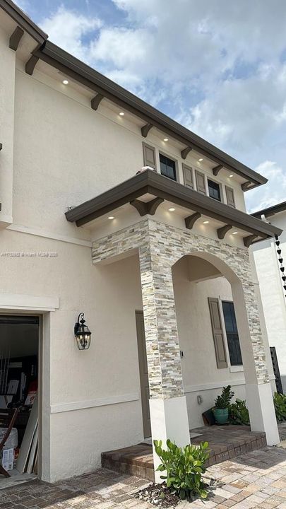 For Sale: $685,000 (4 beds, 2 baths, 2560 Square Feet)