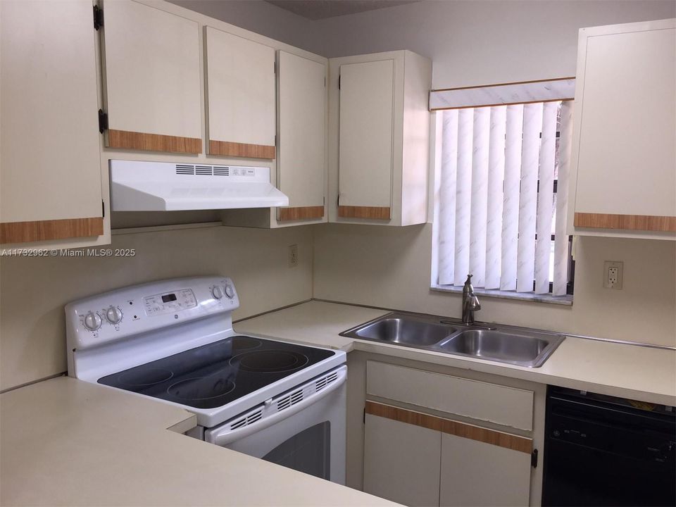 Recently Rented: $2,500 (3 beds, 2 baths, 956 Square Feet)