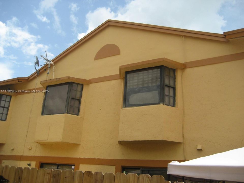 Recently Rented: $2,500 (3 beds, 2 baths, 956 Square Feet)