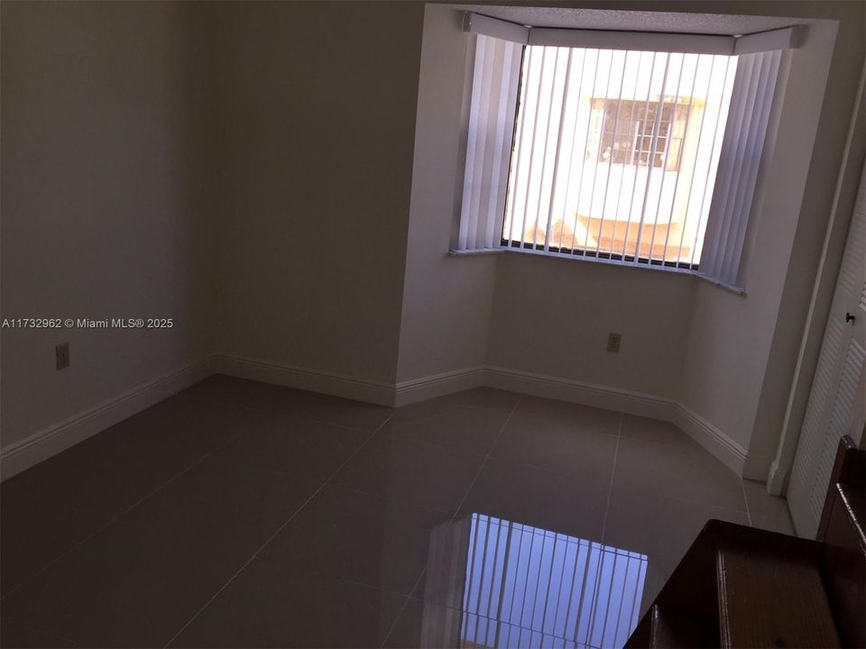 Recently Rented: $2,500 (3 beds, 2 baths, 956 Square Feet)