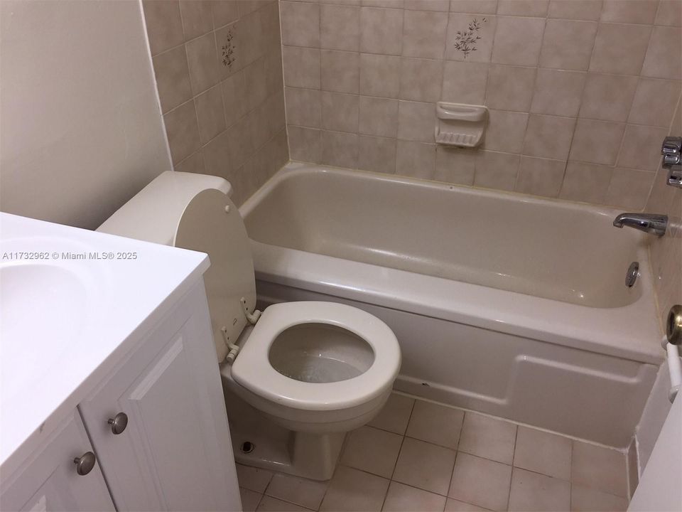 Recently Rented: $2,500 (3 beds, 2 baths, 956 Square Feet)