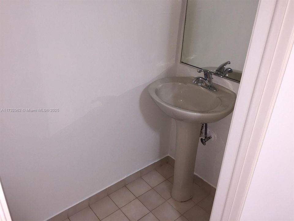 Recently Rented: $2,500 (3 beds, 2 baths, 956 Square Feet)