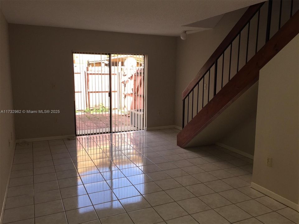 Recently Rented: $2,500 (3 beds, 2 baths, 956 Square Feet)