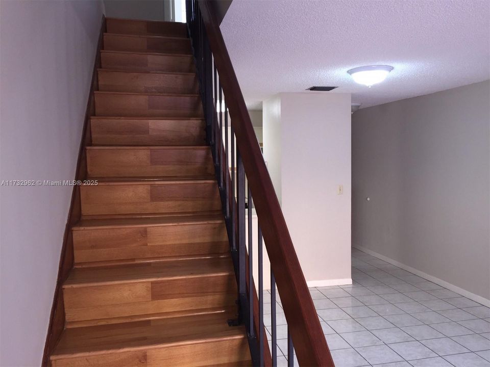 Recently Rented: $2,500 (3 beds, 2 baths, 956 Square Feet)