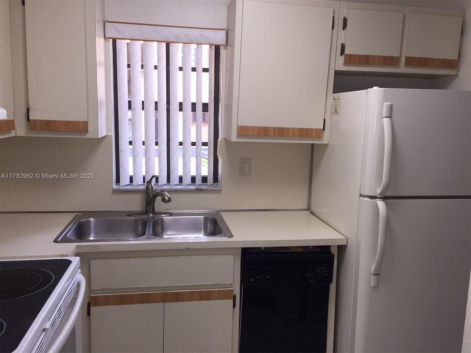 Recently Rented: $2,500 (3 beds, 2 baths, 956 Square Feet)