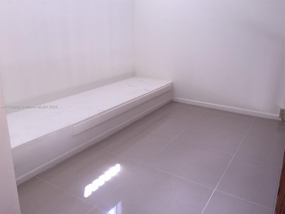 Recently Rented: $2,500 (3 beds, 2 baths, 956 Square Feet)