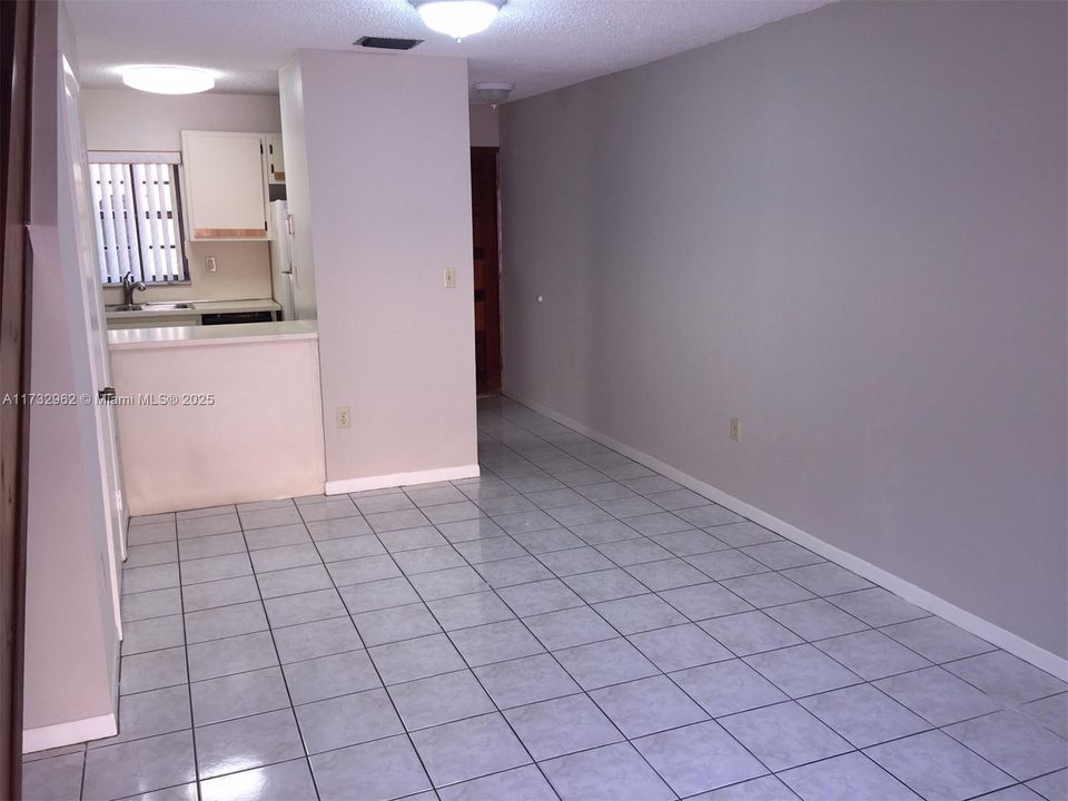 Recently Rented: $2,500 (3 beds, 2 baths, 956 Square Feet)