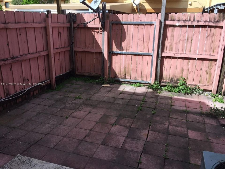 Recently Rented: $2,500 (3 beds, 2 baths, 956 Square Feet)