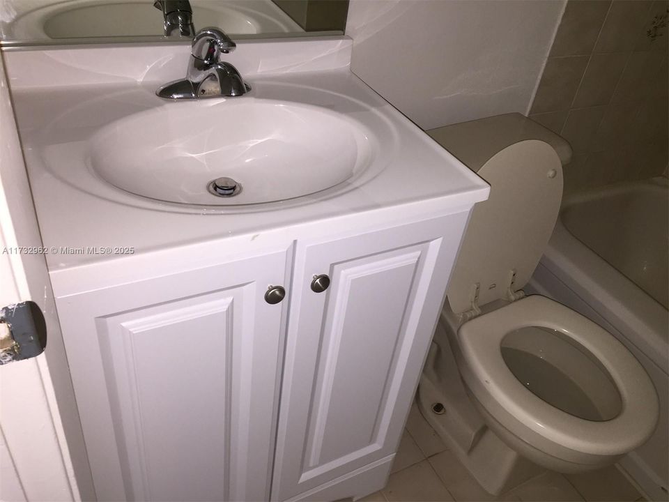 Recently Rented: $2,500 (3 beds, 2 baths, 956 Square Feet)