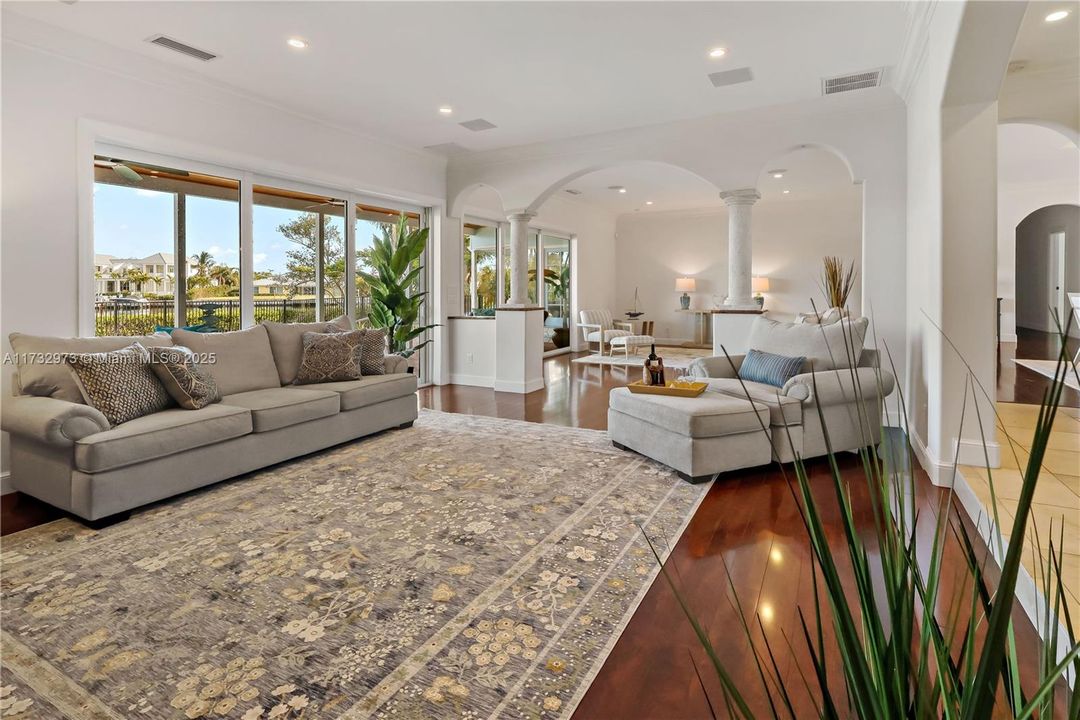 最近售出: $1,950,000 (3 贝兹, 2 浴室, 2927 平方英尺)