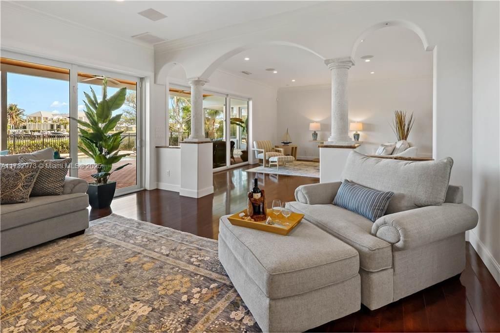 最近售出: $1,950,000 (3 贝兹, 2 浴室, 2927 平方英尺)