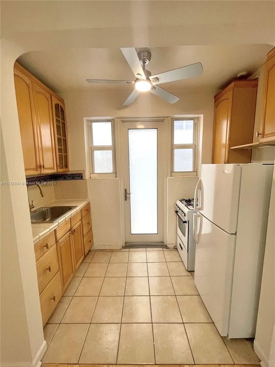 Recently Rented: $1,898 (0 beds, 1 baths, 550 Square Feet)
