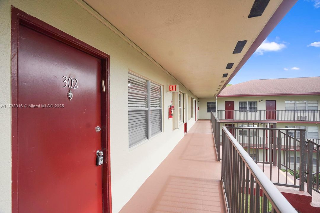 合同活跃: $134,900 (2 贝兹, 1 浴室, 954 平方英尺)