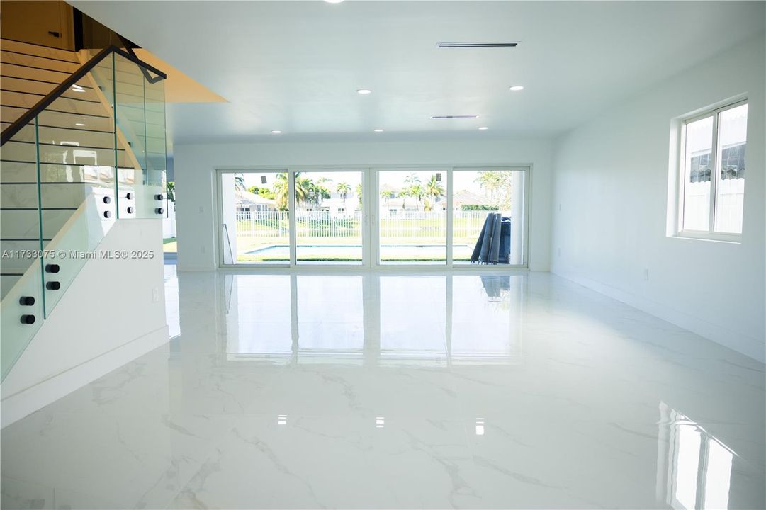 Vendido Recientemente: $1,395,000 (5 camas, 4 baños, 2923 Pies cuadrados)