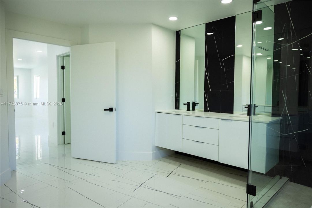 Vendido Recientemente: $1,395,000 (5 camas, 4 baños, 2923 Pies cuadrados)