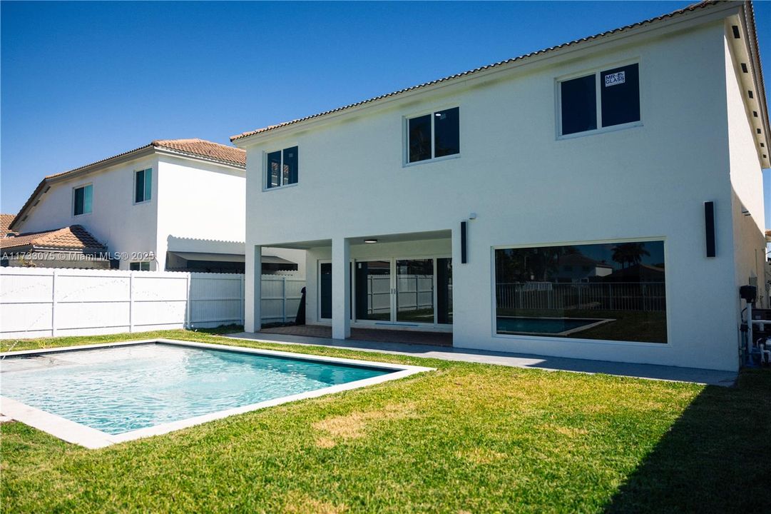 Vendido Recientemente: $1,395,000 (5 camas, 4 baños, 2923 Pies cuadrados)