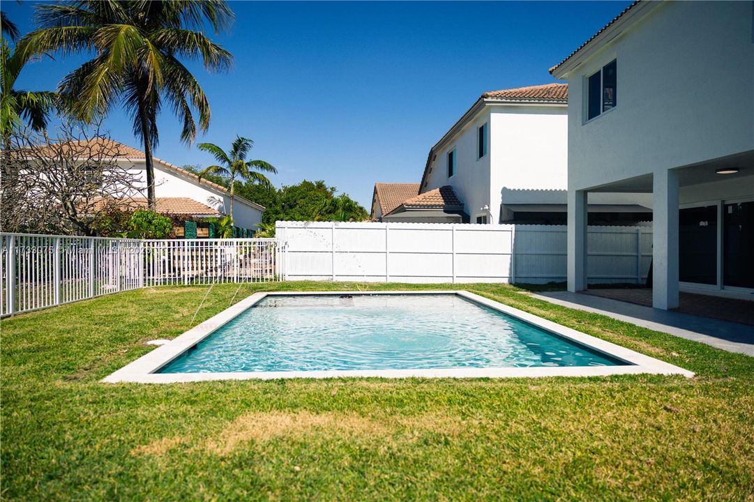 Vendido Recientemente: $1,395,000 (5 camas, 4 baños, 2923 Pies cuadrados)