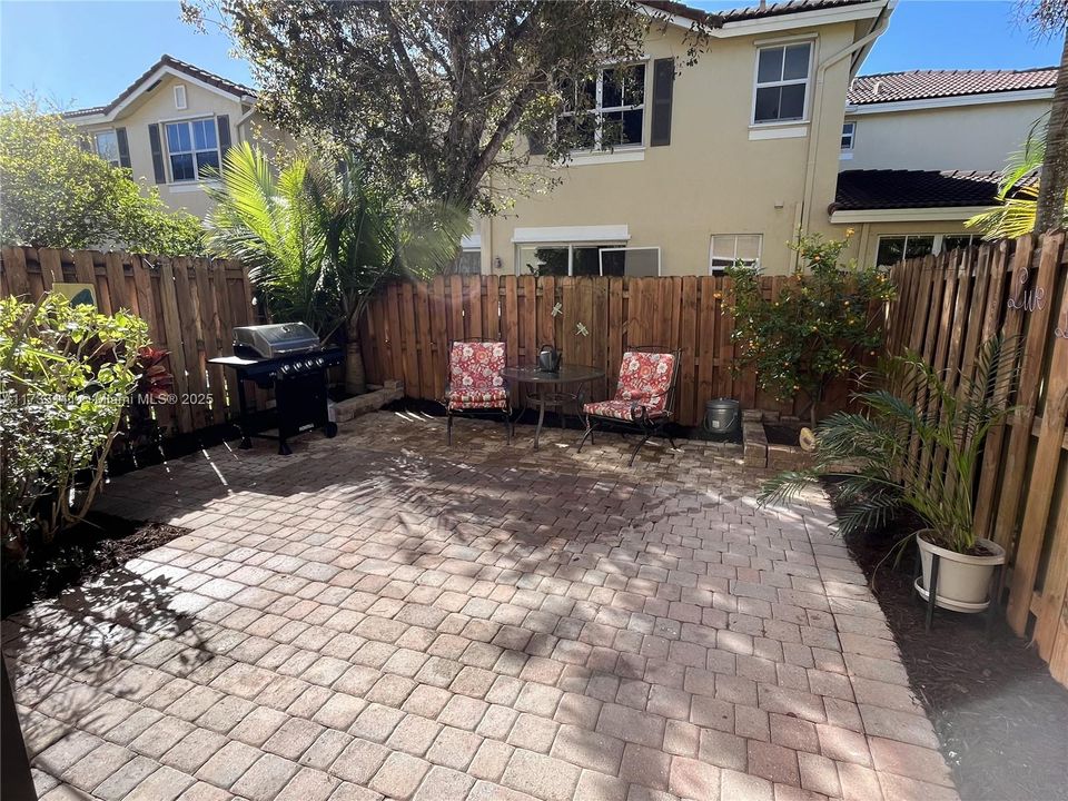 Recently Rented: $2,975 (3 beds, 2 baths, 1661 Square Feet)