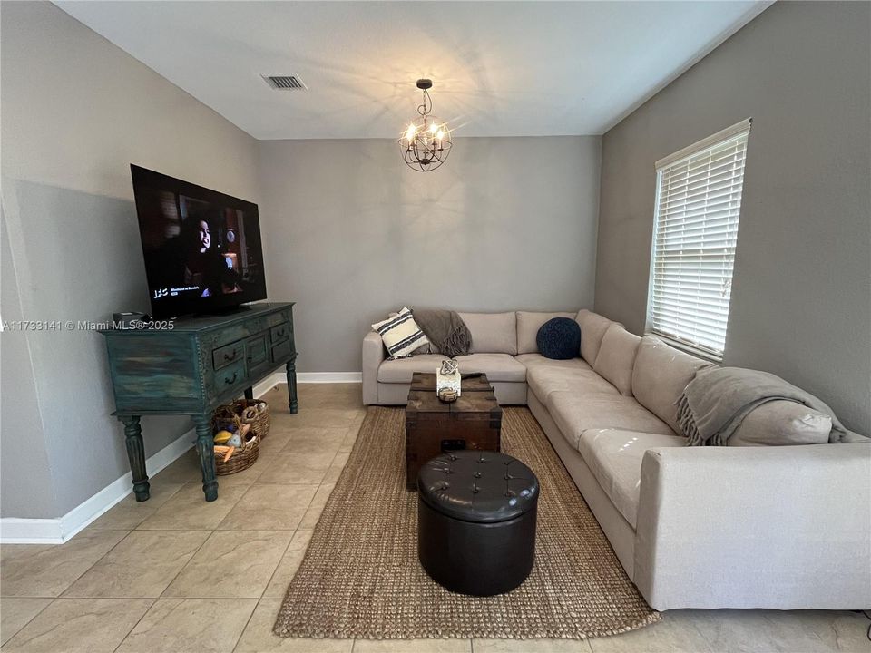 Recently Rented: $2,975 (3 beds, 2 baths, 1661 Square Feet)