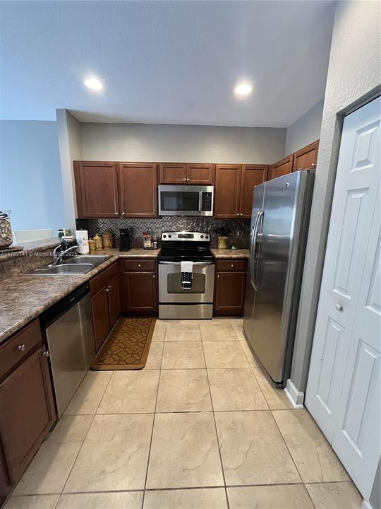 Recently Rented: $2,975 (3 beds, 2 baths, 1661 Square Feet)