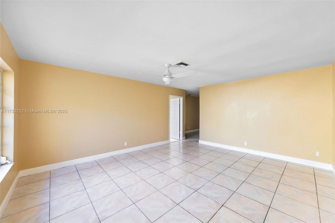 Living room/Entrance