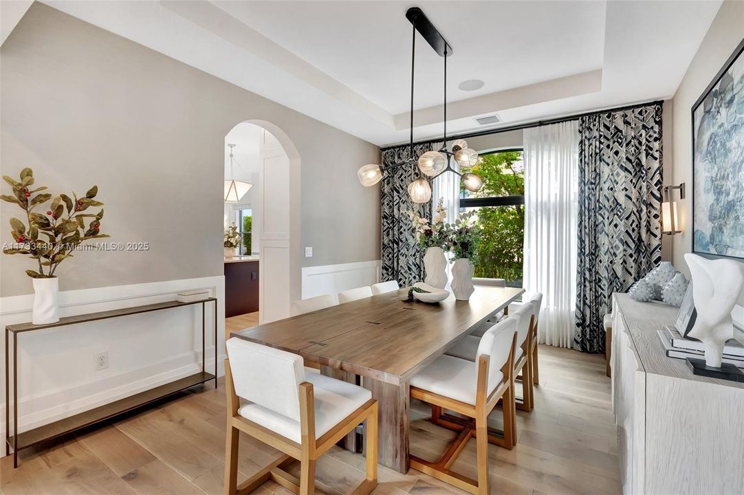 最近售出: $2,999,000 (5 贝兹, 5 浴室, 4583 平方英尺)