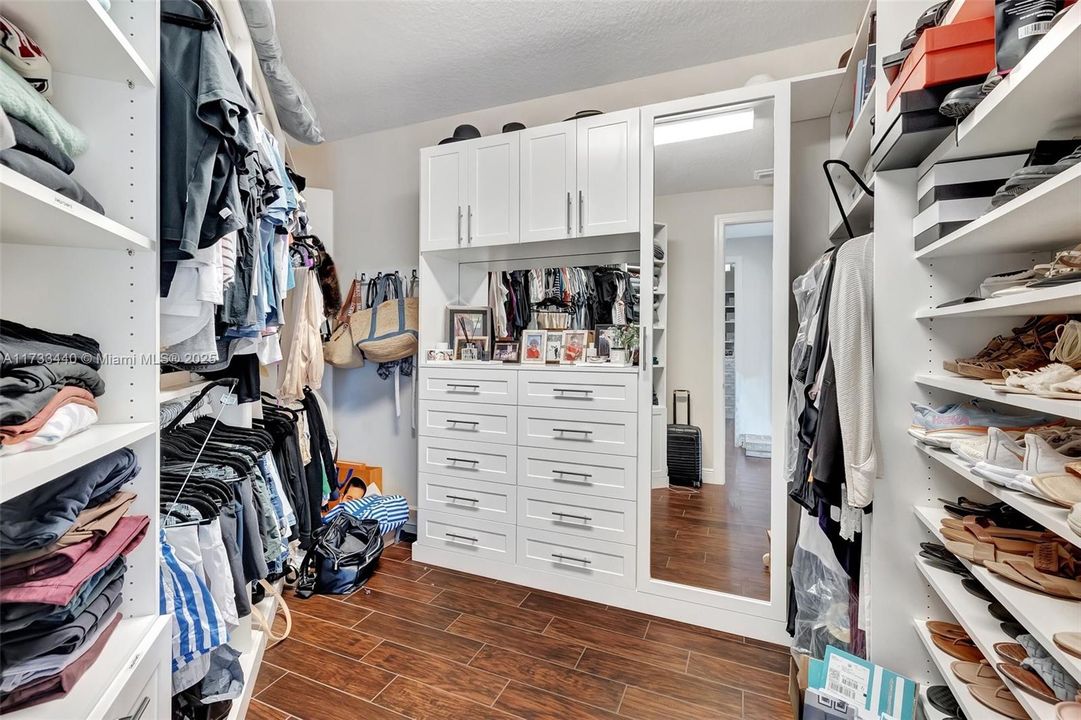 最近售出: $2,999,000 (5 贝兹, 5 浴室, 4583 平方英尺)