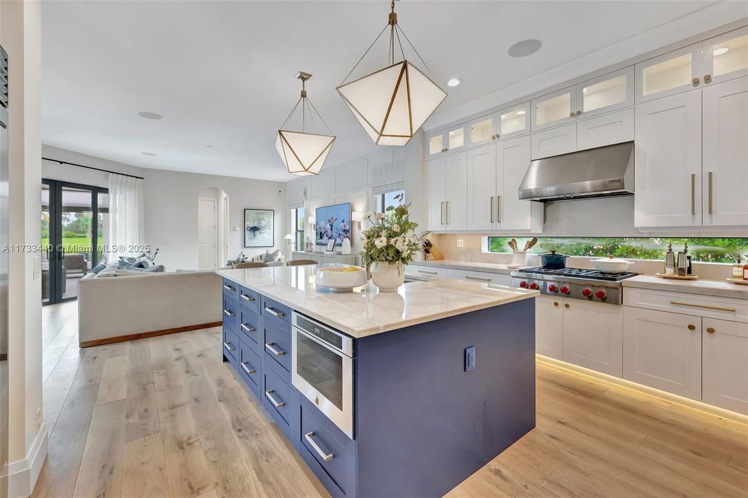 最近售出: $2,999,000 (5 贝兹, 5 浴室, 4583 平方英尺)