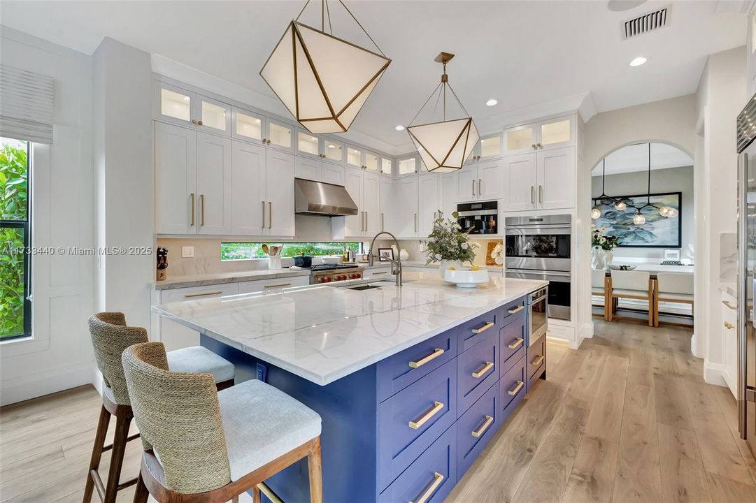 最近售出: $2,999,000 (5 贝兹, 5 浴室, 4583 平方英尺)