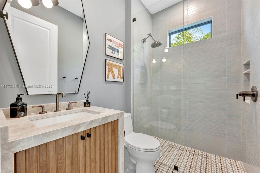 最近售出: $2,999,000 (5 贝兹, 5 浴室, 4583 平方英尺)