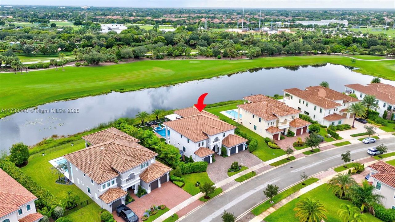 最近售出: $2,999,000 (5 贝兹, 5 浴室, 4583 平方英尺)