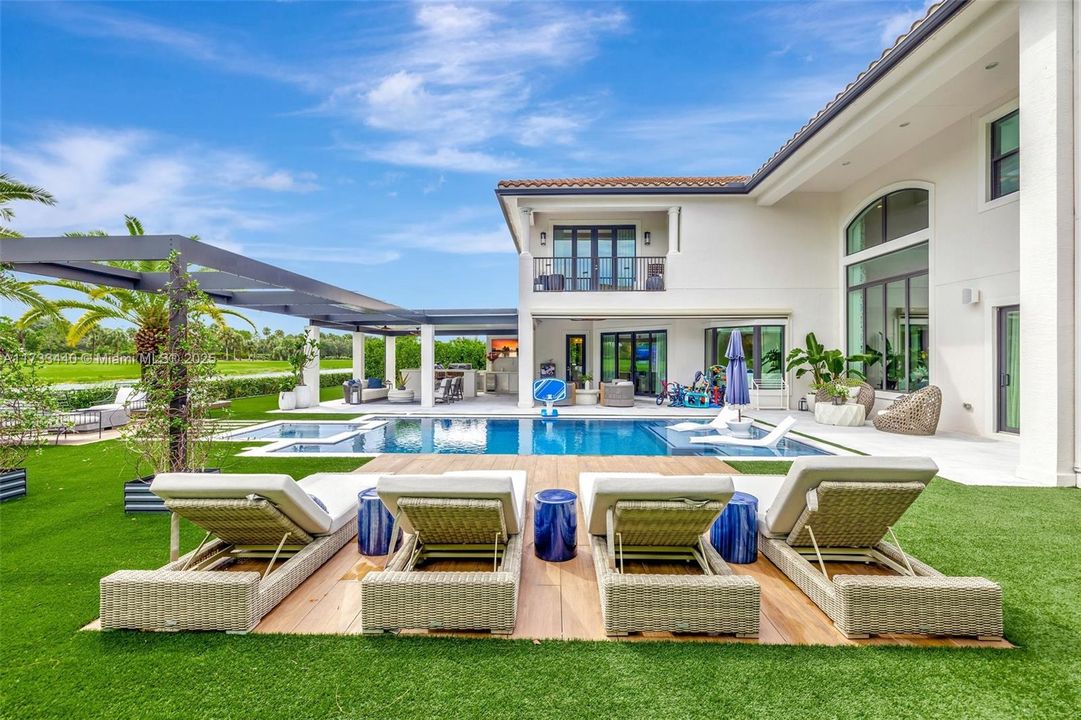 最近售出: $2,999,000 (5 贝兹, 5 浴室, 4583 平方英尺)