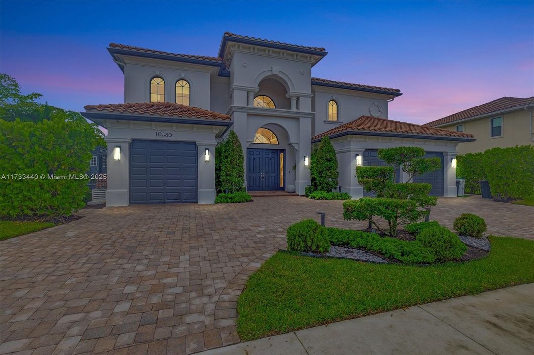 最近售出: $2,999,000 (5 贝兹, 5 浴室, 4583 平方英尺)