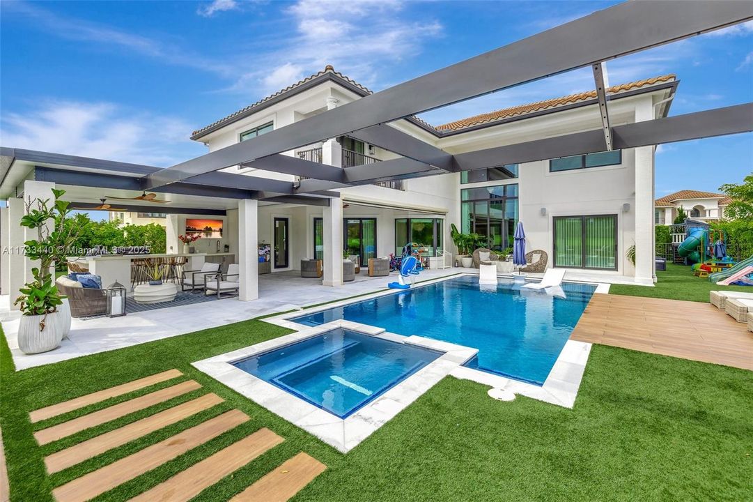 最近售出: $2,999,000 (5 贝兹, 5 浴室, 4583 平方英尺)