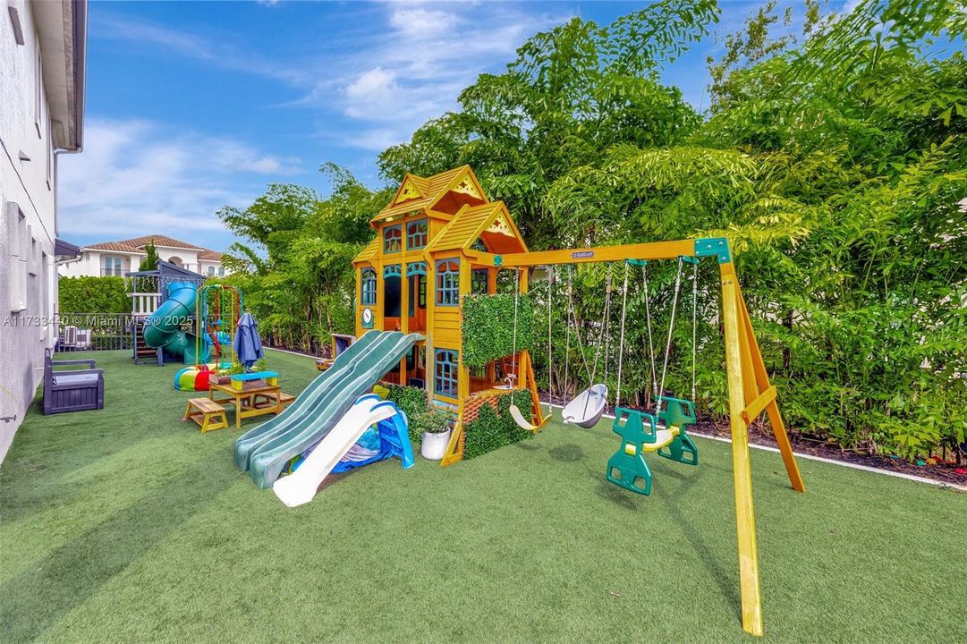 最近售出: $2,999,000 (5 贝兹, 5 浴室, 4583 平方英尺)