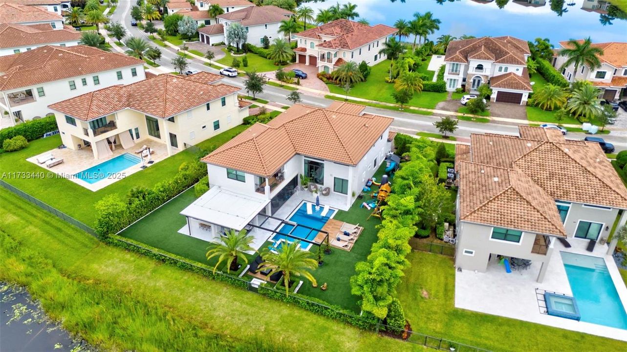 最近售出: $2,999,000 (5 贝兹, 5 浴室, 4583 平方英尺)