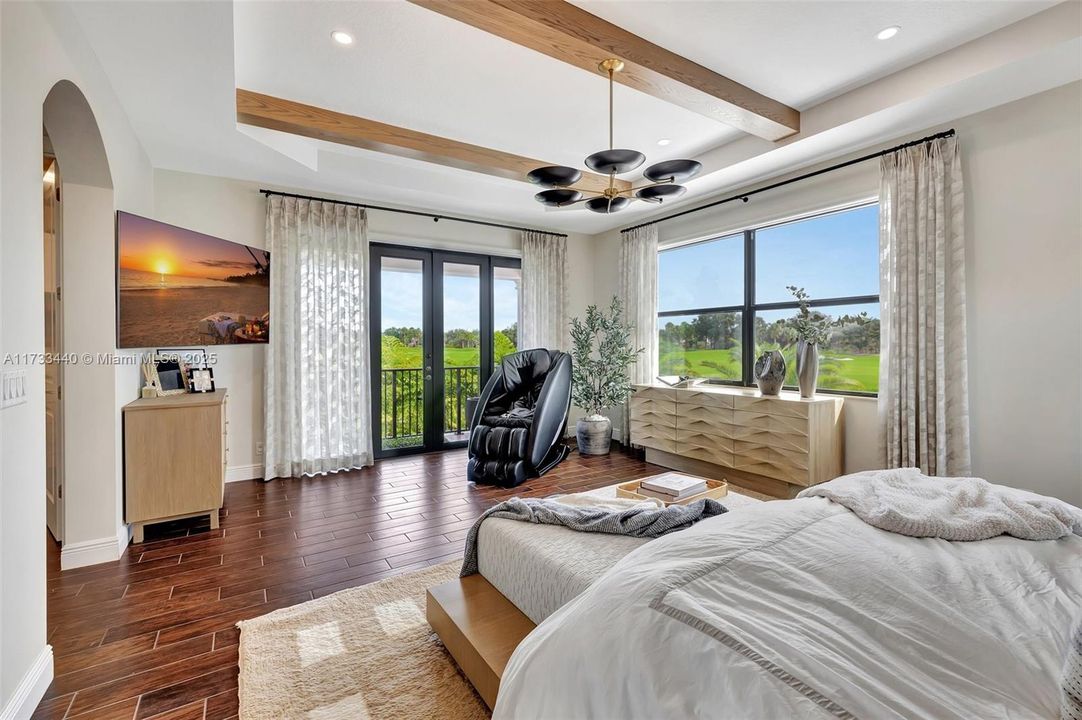 最近售出: $2,999,000 (5 贝兹, 5 浴室, 4583 平方英尺)