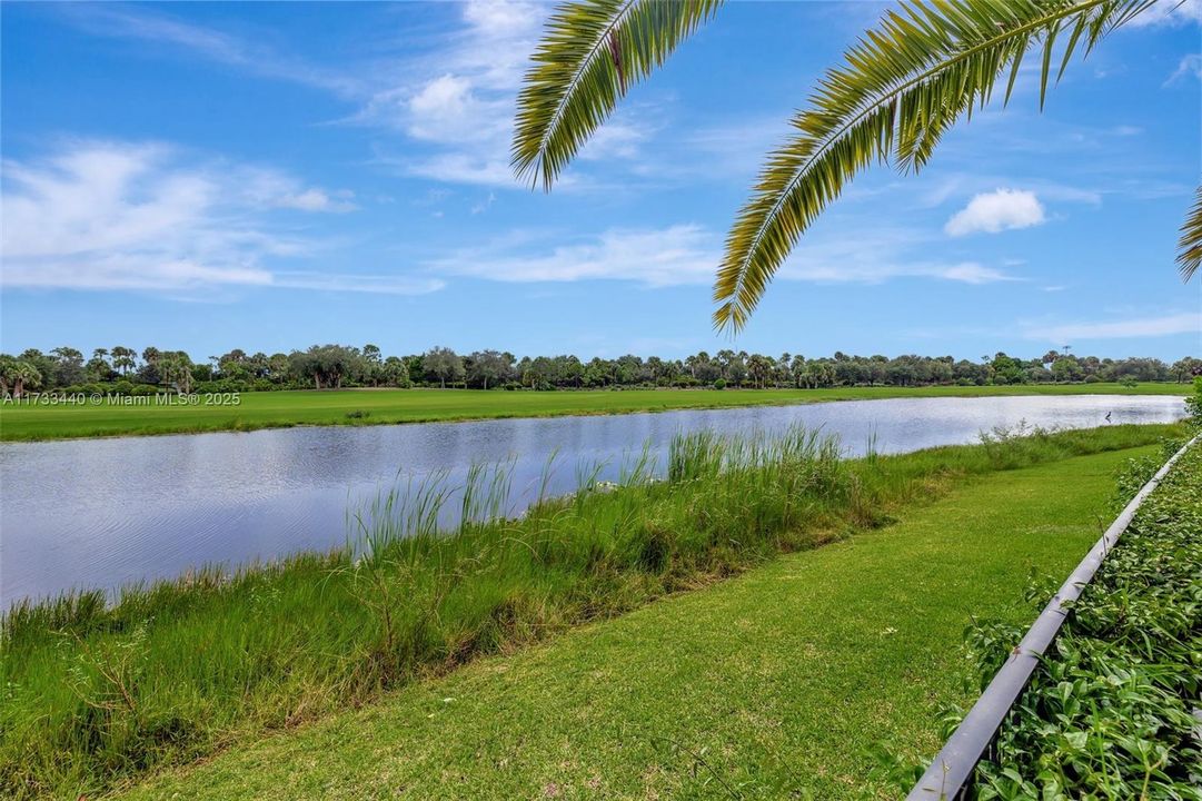 最近售出: $2,999,000 (5 贝兹, 5 浴室, 4583 平方英尺)